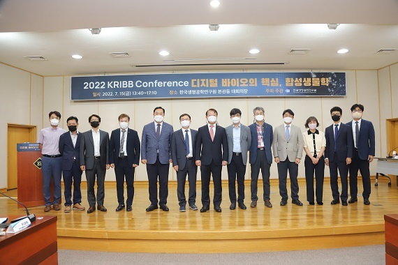 ѱп( 强,  ) 7 15()    ȸ忡 ʻ ̿ ٽ, ռʼ  2022 KRIBB ۷ Ͽϴ. ̹ ۷  强 , KAIST ̻ , ѱ α ̿  п   200 Ͽϴ١
